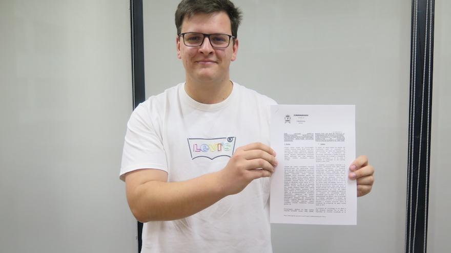 El concejal de Juventudi, Iñaki Mendiluze, con las bases.