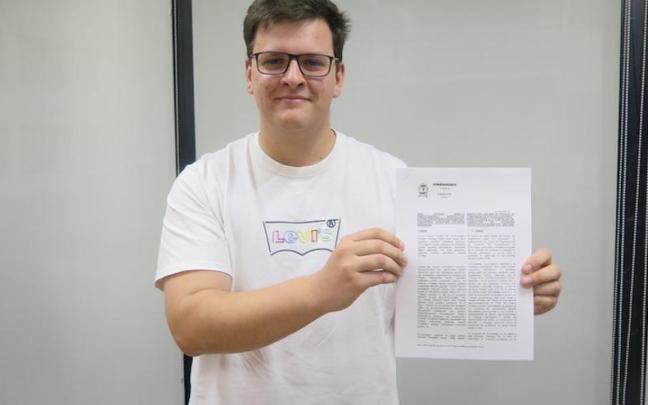 El concejal de Juventudi, Iñaki Mendiluze, con las bases.