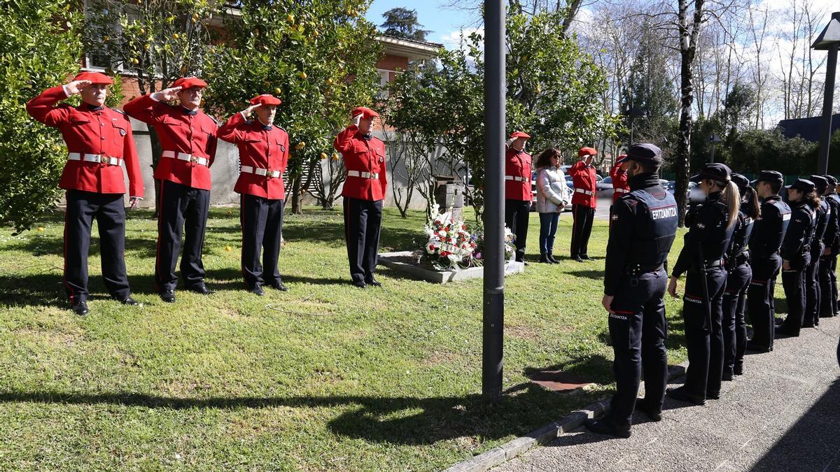 Una ofrenda floral recuerda al ertzaina Iñaki Totorika en la comisaría de Hernani.