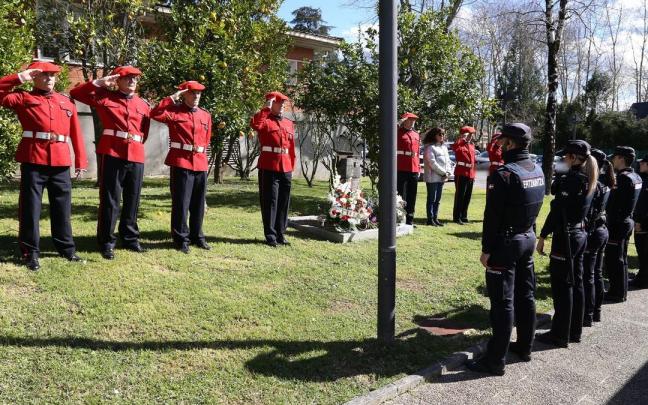 Una ofrenda floral recuerda al ertzaina Iñaki Totorika en la comisaría de Hernani.
