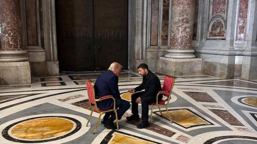 Donald Trump y Volodimir Zelenski, reunidos antes del funeral del papa Francisco