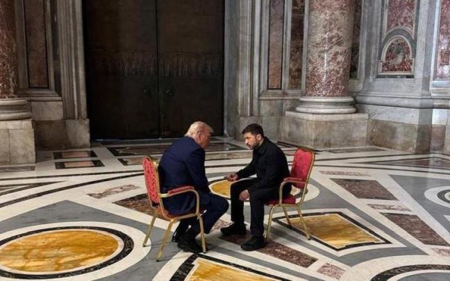 Donald Trump y Volodimir Zelenski, reunidos antes del funeral del papa Francisco / EFE Donald Trump y Volodimir Zelenski, reunidos antes del funeral del papa Francisco