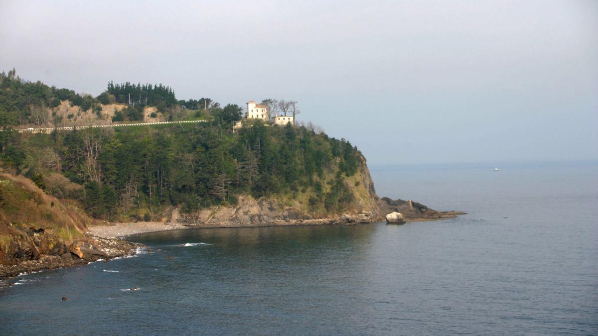 La playa de Alkolea recibe a los visitantes que acuden a Mutriku desde Deba.