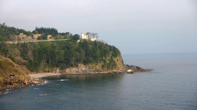 La playa de Alkolea recibe a los visitantes que acuden a Mutriku desde Deba.