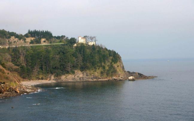La playa de Alkolea recibe a los visitantes que acuden a Mutriku desde Deba.