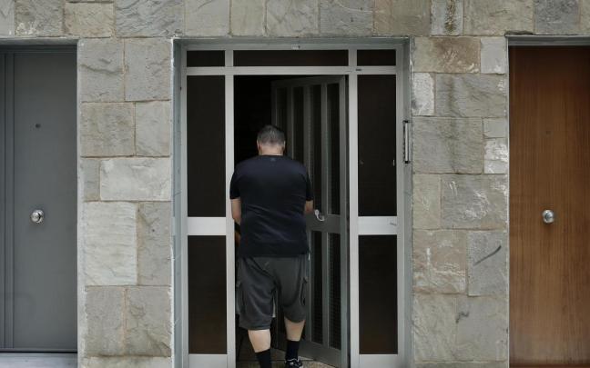 Portal en el que se encuentra la vivienda en la que sucedió el crimen, en el distrito de Nou Barris de Barcelona.