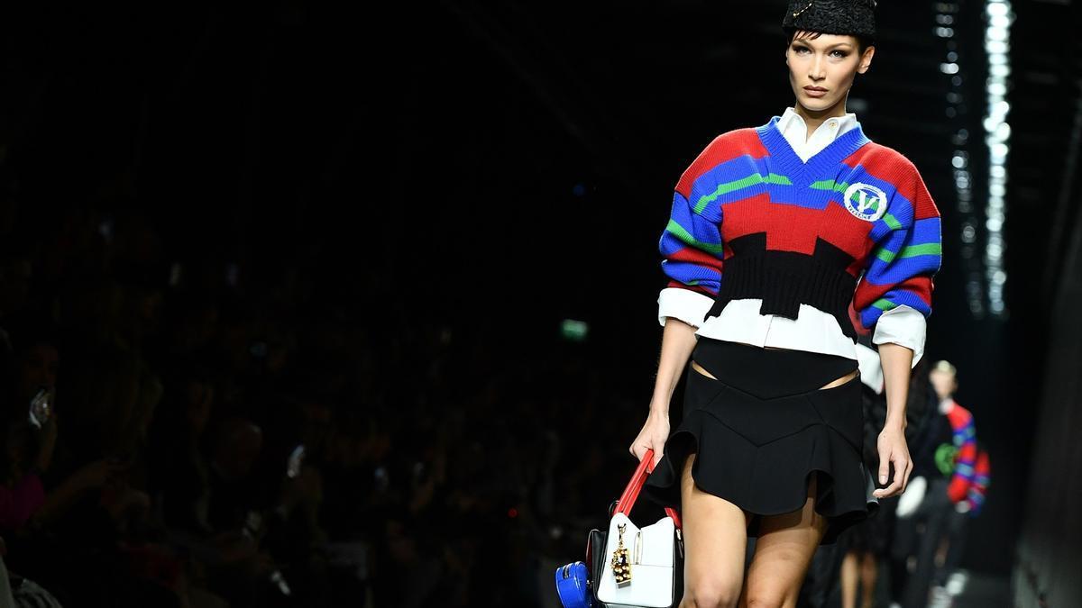 El grupo italiano de moda Prada estudia la potencial compra de Versace.