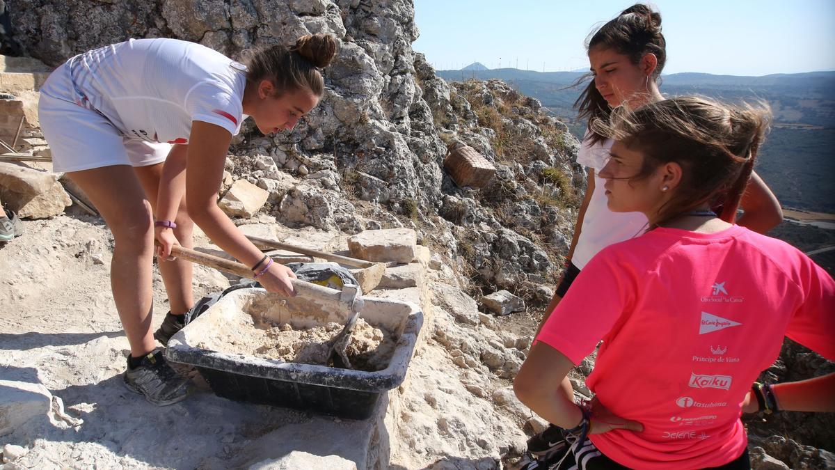 Ainhoa, Naroa y Gabriela hacen argamasa para el aljibe.