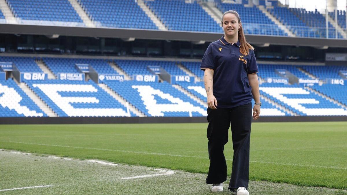 Nerea Eizagirre caminando por el césped de Anoeta. JAVIER COLMENERO