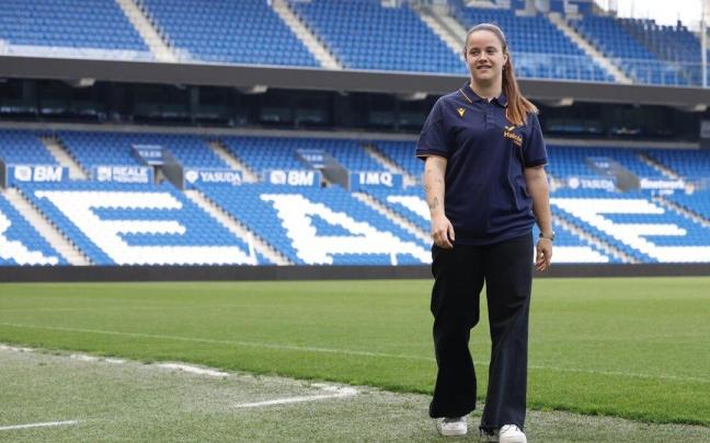 Nerea Eizagirre posa para este periódico sobre el césped de Anoeta, donde la Real Sociedad se enfrentará este sábado al Athletic. / JAVIER COLMENERO