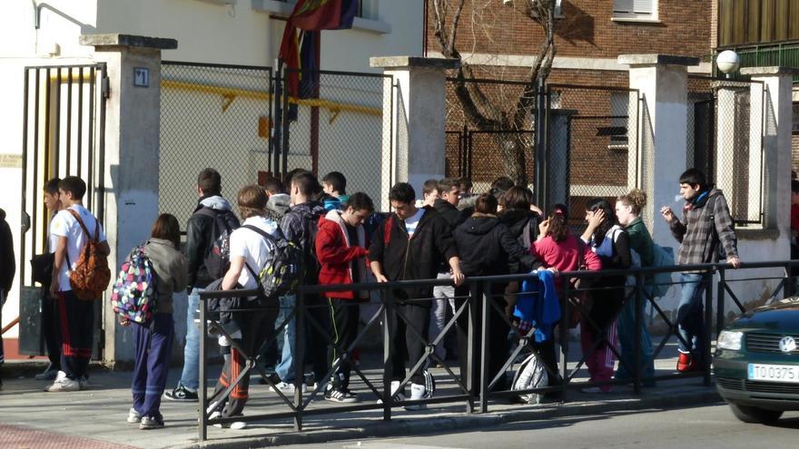 Niños y adolescentes en la entrada de colegio o instituto.