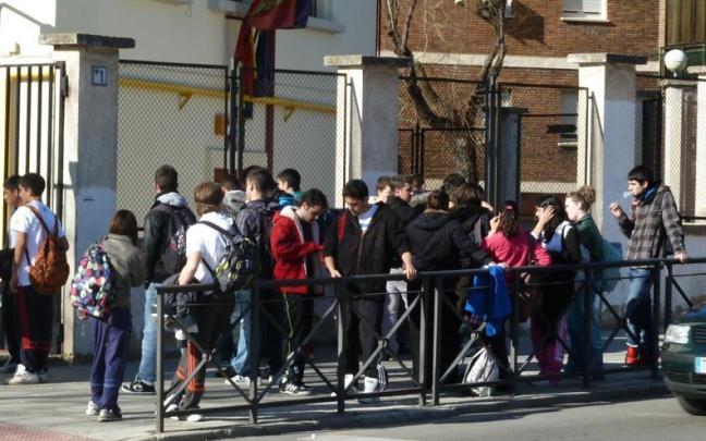 Niños y adolescentes en la entrada de colegio o instituto.