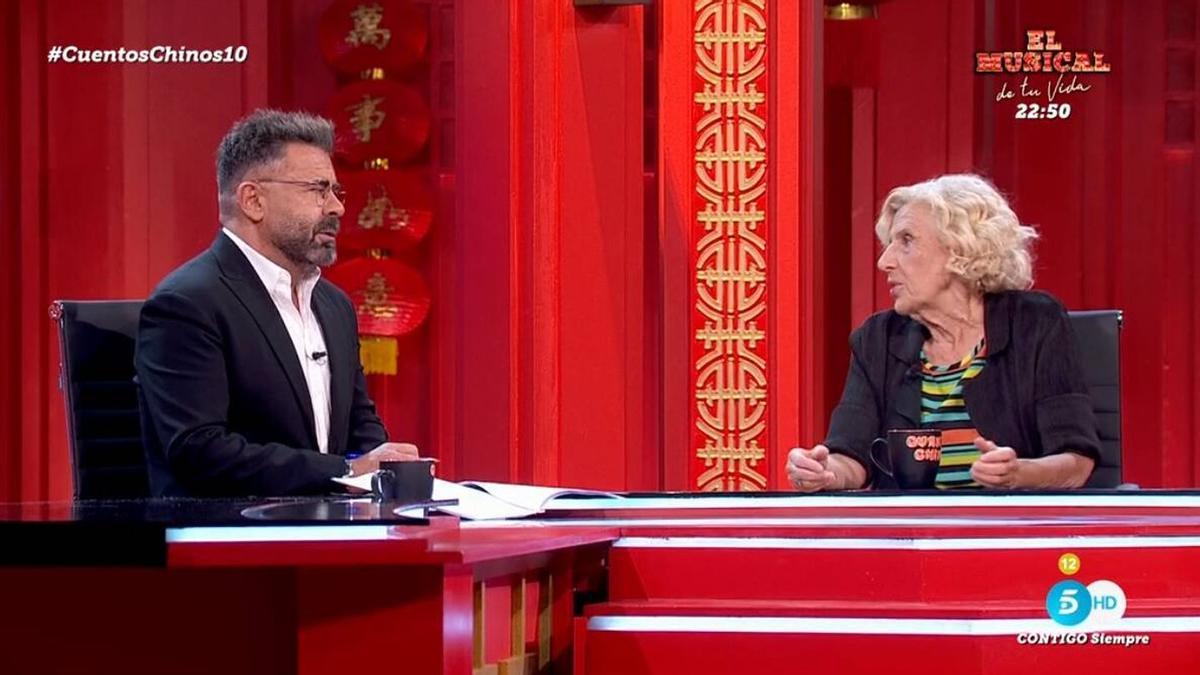 Manuela Carmena acude al plató de 'Cuentos Chinos' como invitada.