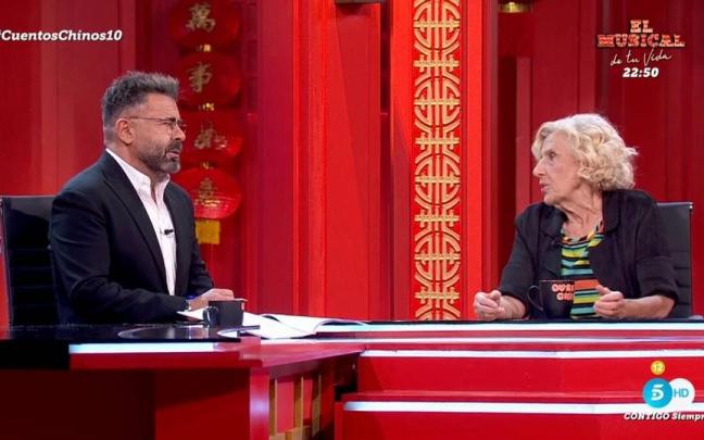Manuela Carmena acude al plató de 'Cuentos Chinos' como invitada.