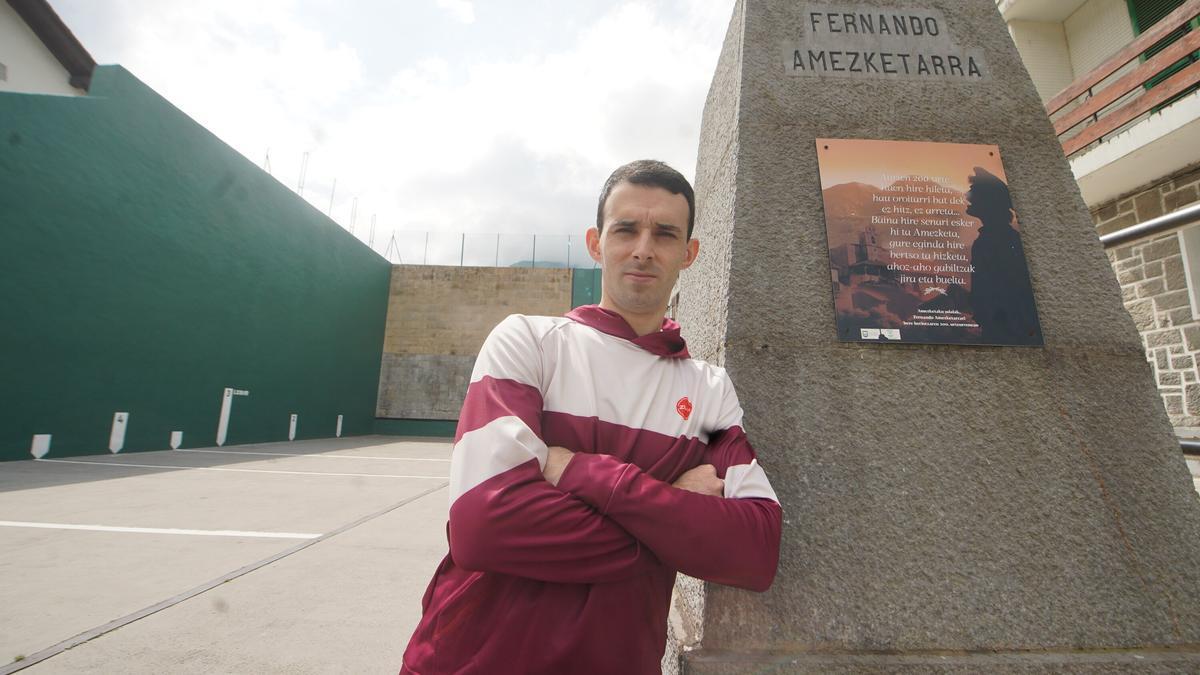Jokin Altuna posa en la plaza de Amezketa antes de la final del Manomanista de 2025 ante Artola.