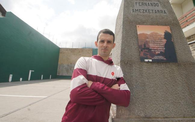 Jokin Altuna posa en la plaza de Amezketa antes de la final del Manomanista de 2025 ante Artola. / Ruben Plaza Jokin Altuna posa en la plaza de Amezketa antes de la final del Manomanista de 2025 ante Artola.