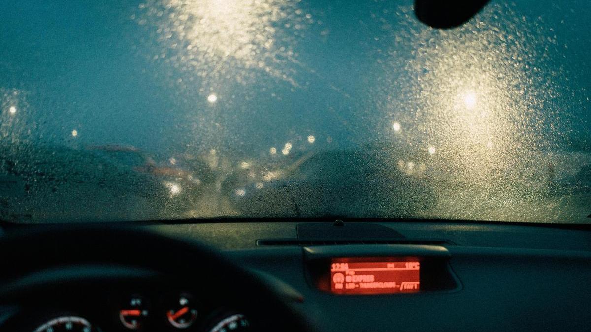 Coche en un día de lluvia