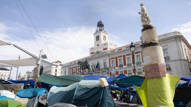 En imágenes: La acampada de Sol vive su quinta noche en auge y apunta hacia una huelga general