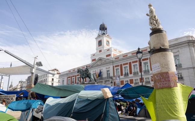 En imágenes: La acampada de Sol vive su quinta noche en auge y apunta hacia una huelga general
