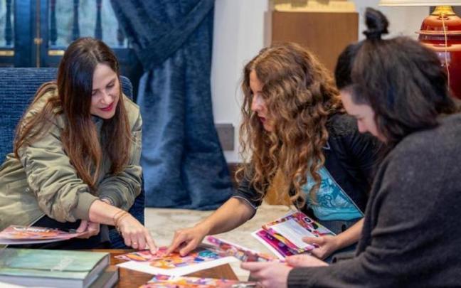 La presidenta del parlamento Vasco, Bakartxo Tejeria, junto a la portavoz de AEK, Aitziber Balantzategi, y a la responsable de Korrika 23, Ane Elordi.