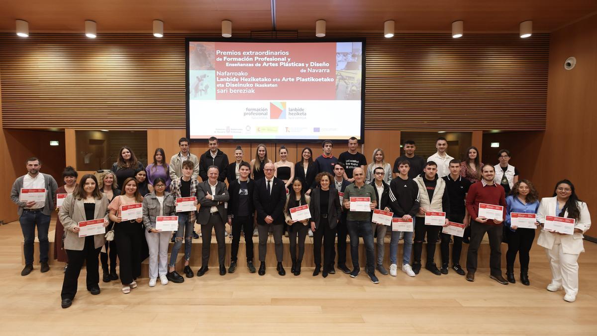 El consejero Gimeno y el director general de FP, Tomás Rodríguez Garrraza, junto al alumnado que ha recibido el premio extraordinario en Formación Profesional.