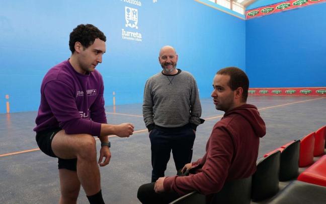 Gorka Otaduy, Valentín Calleja y Mikel Bereinkua rememoran los años de juventud de Aitor Elordi en el frontón Kepa Arroitajauregi de Iurreta. Gorka Otaduy, Valentín Calleja y Mikel Bereinkua rememoran los años de juventud de Aitor Elordi en el frontón Kepa Arroitajauregi de Iurreta.