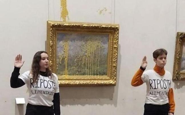 Las dos activistas de Respuesta Alimentaria durante su acción.