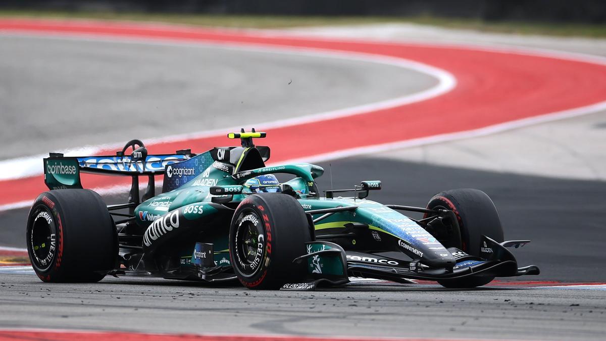 Fernando Alonso pilota su Aston Martin en Austin.