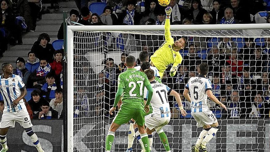 Remiro despeja un balón con el puño, en el partido que disputó la Real el pasado domingo contra el Betis en Anoeta. | FOTO: RUBEN PLAZA