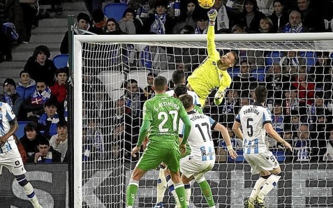 Remiro despeja un balón con el puño, en el partido que disputó la Real el pasado domingo contra el Betis en Anoeta. | FOTO: RUBEN PLAZA