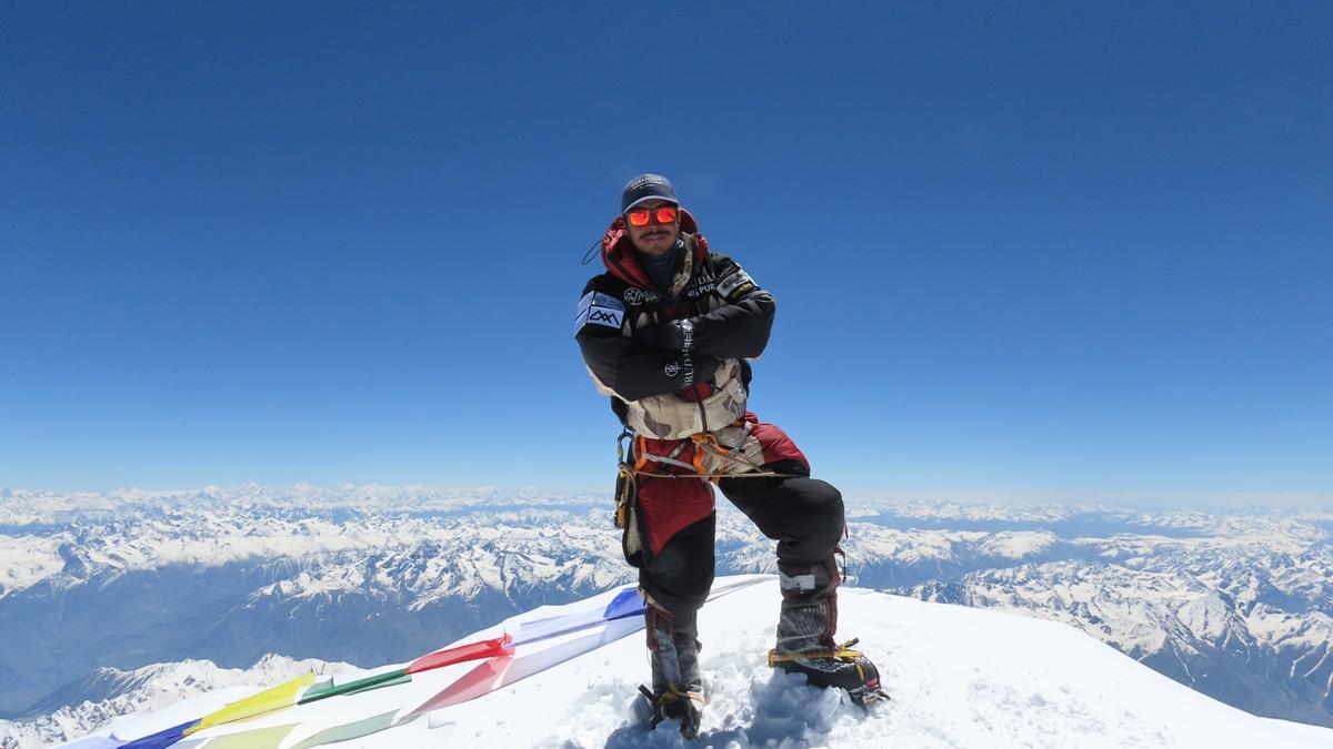 Nirmal Purja, en la cima del Nanga Parbat.
