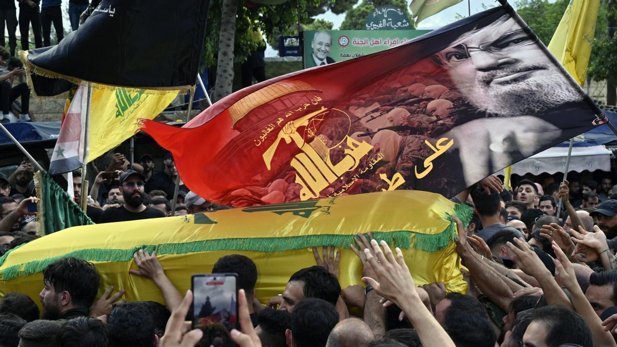 Multitudinario funeral por uno de los comandantes de Hizbulá muerto en los ataques israelíes.