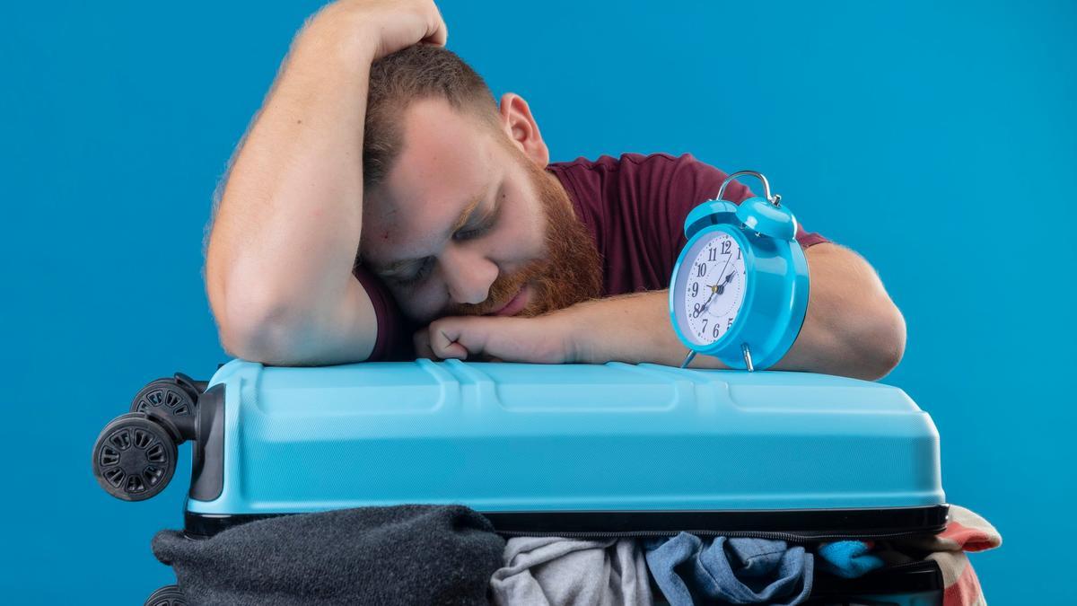 El desajuste horario entre el destino y el lugar de origen del viajero provoca el jet lag.