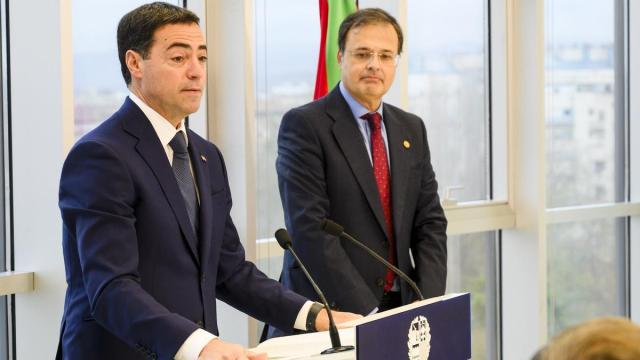 El lehendakari, Imanol Pradales, junto al consejero de Salud, Alberto Martínez.