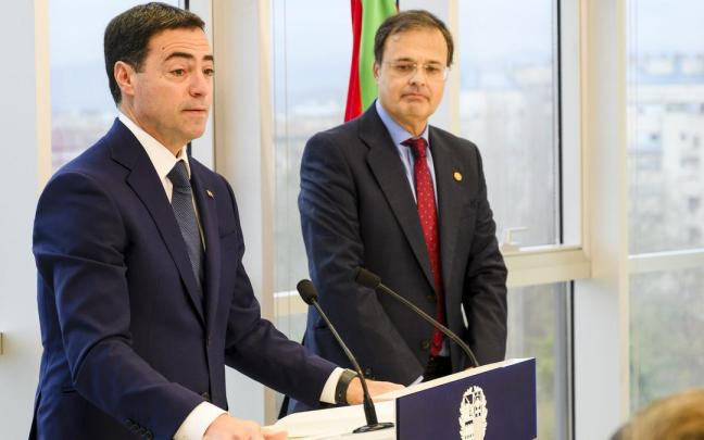 El lehendakari, Imanol Pradales, junto al consejero de Salud, Alberto Martínez.