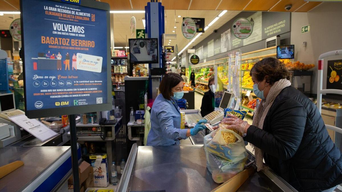 Clientes en un supermercado de Pamplona.