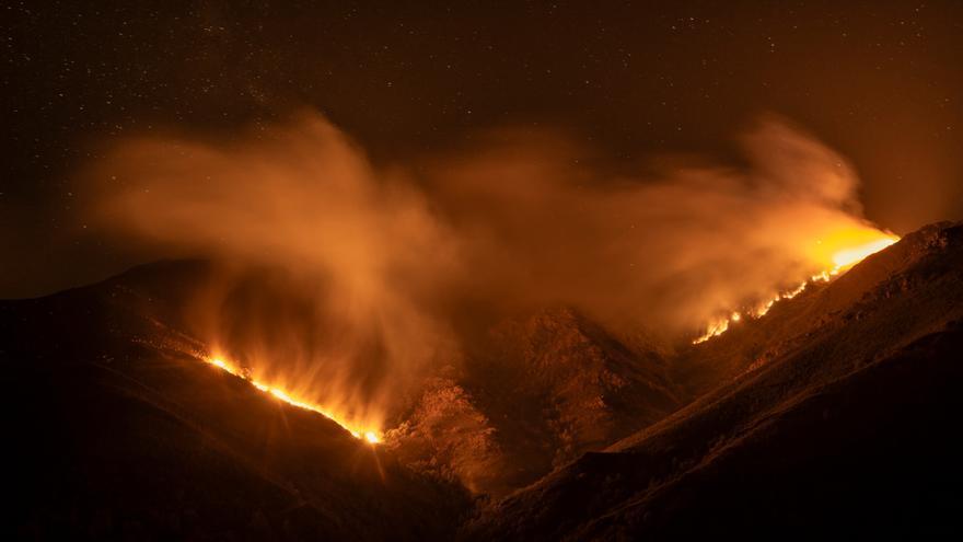 La imagen muestra el incendio de Larouco, el más devastador registrado en Galicia, que arde durante la noche mientras las llamas se extienden hasta la sierra de O Courel