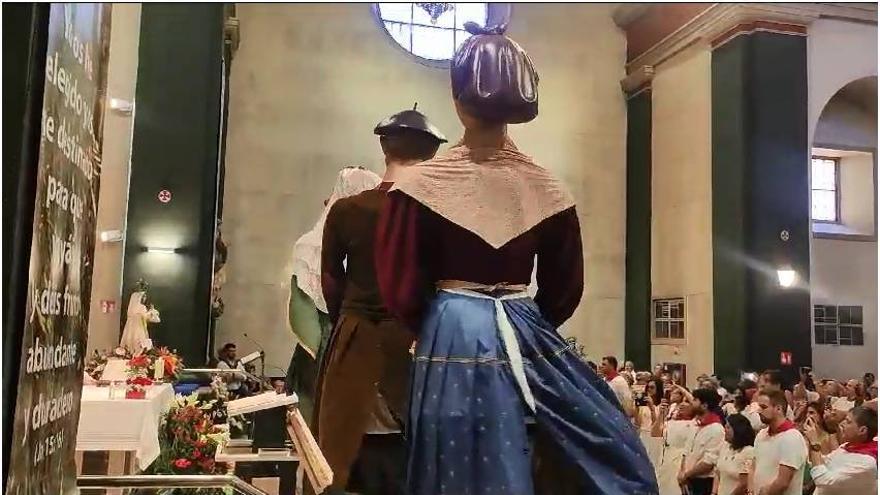 La comparsa de gigantes de Burlada, en la iglesia San Juan Bautista por la misa en honor a la Virgen de la Asunción