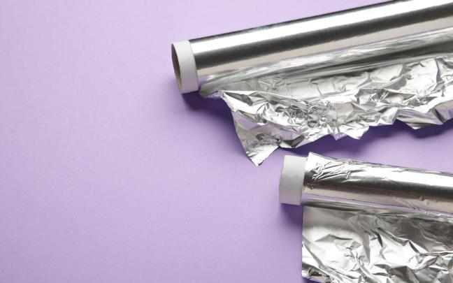 Dos rollos de papel de aluminio usados.