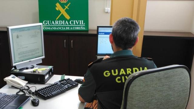 Un agente de la Guardia Civil en A Coruña.