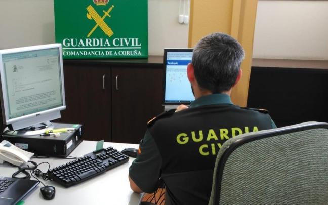 Un agente de la Guardia Civil en A Coruña.