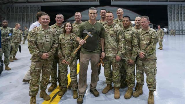 Pete Hegseth, secretario de Defensa de Estados Unidos, junto a varios marines.