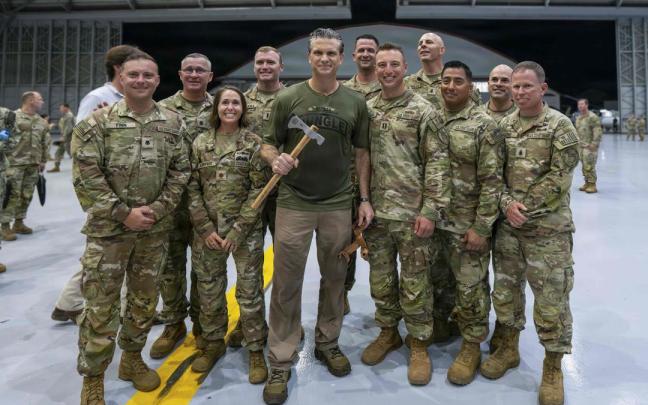 Pete Hegseth, secretario de Defensa de Estados Unidos, junto a varios marines.