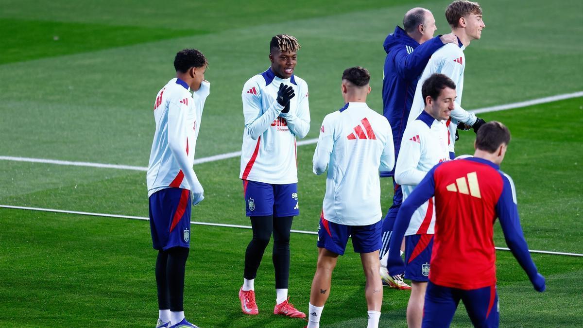 Nico Williams y Lamine Yamal junto al resto de sus compañeros en un entrenamiento con la selección española.