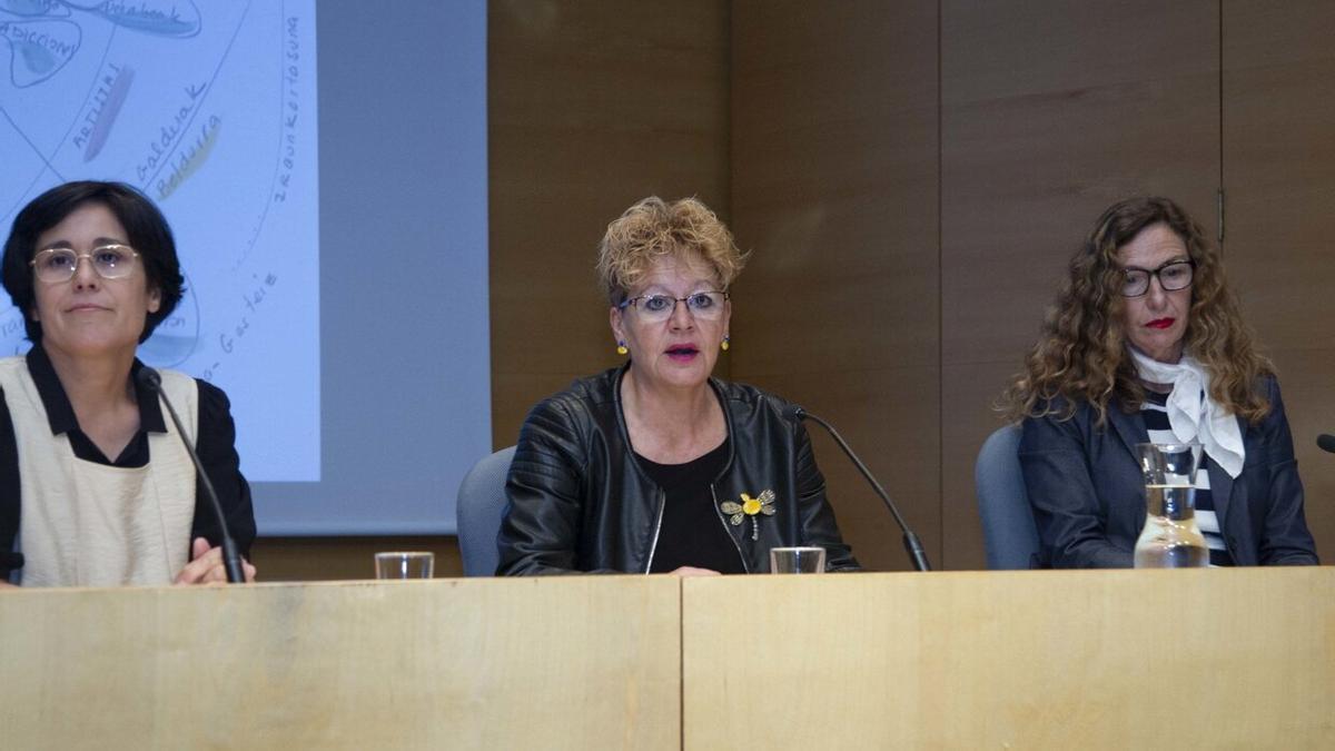 La diputada de Cultura, Ana del Val, en el centro de la fotografía