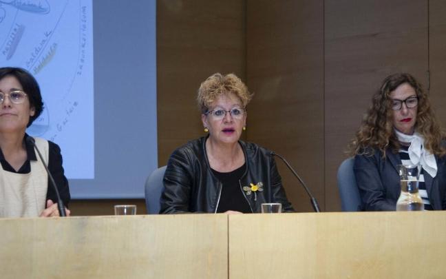 La diputada de Cultura, Ana del Val, en el centro de la fotografía