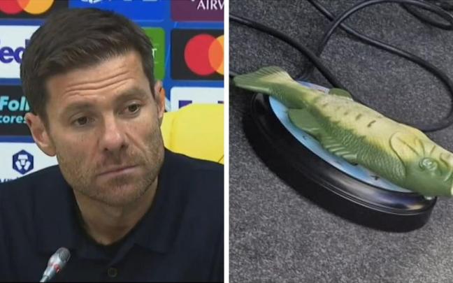 Xabi Alonso y el pez altavoz que le regalaron.