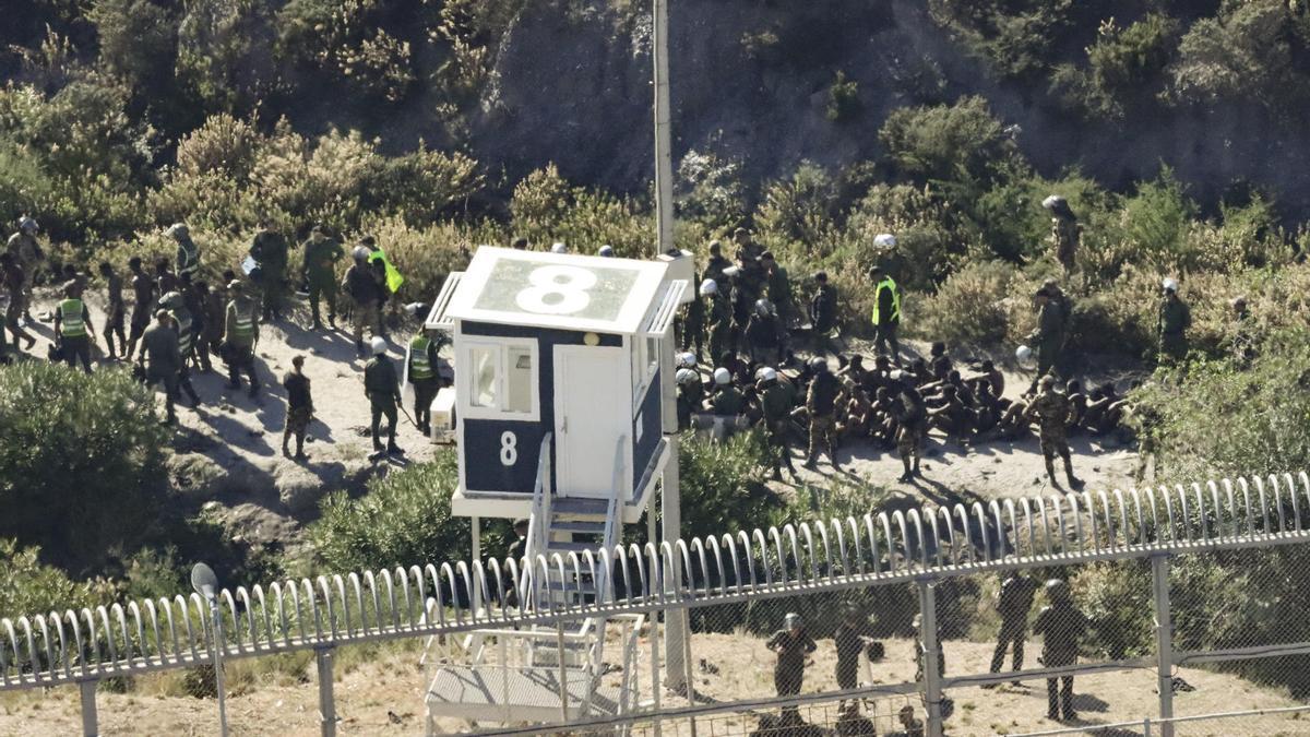 Un grupo de migrantes cerca de la frontera entre Ceuta y Marruecos.