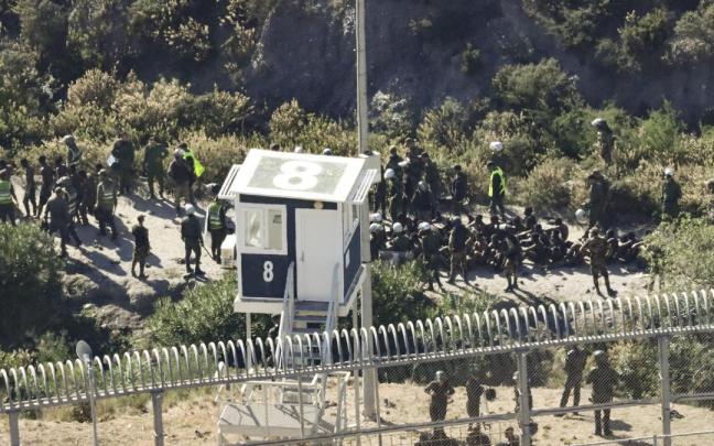 Un grupo de migrantes cerca de la frontera entre Ceuta y Marruecos.