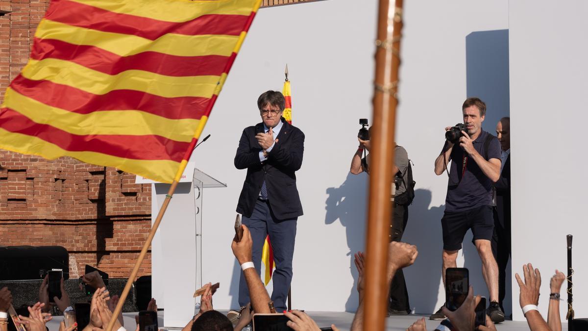 El expresidente de la Generalitat de Catalunya Carles Puigdemont aplaude durante un acto de bienvenida en Barcelona en agosto de 2024.